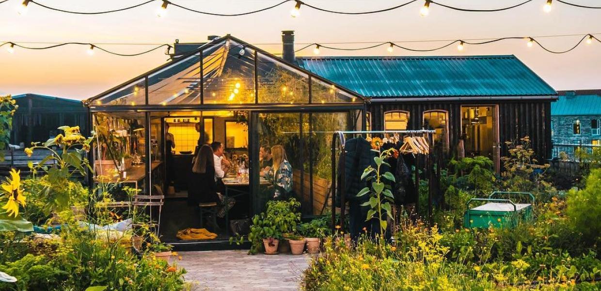 Østergro ligger på Østerbro och är både en restaurang och en odlingsträdgård (på ett tak!)